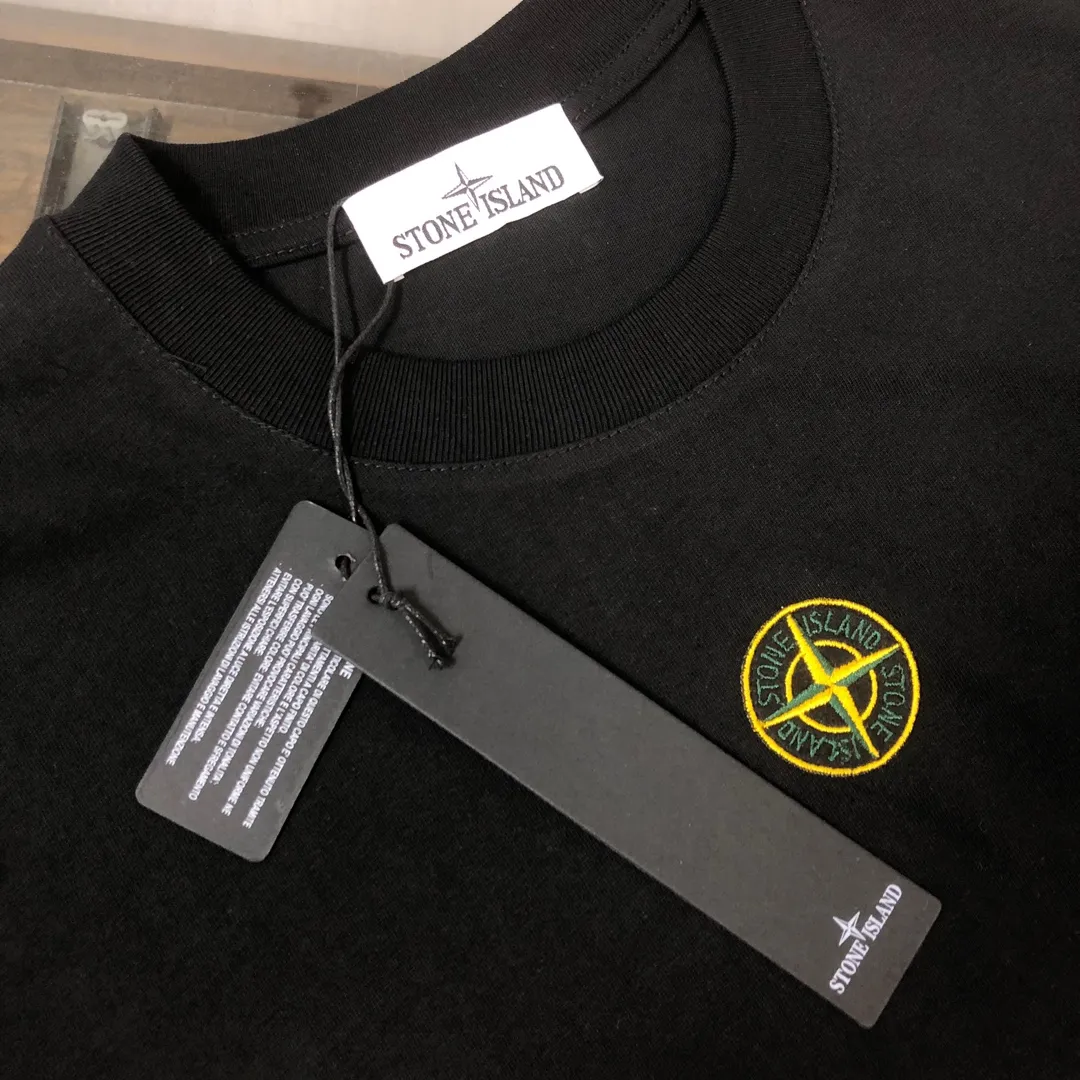 P150 A🍃Stone Island 2025 latest T-shirt, couple style ~ original order, fashionable and casual short T-shirt, specially made of customized cotton fabric ~ 100% cotton T-shirt ~ pre-washed to prevent deformation and shrinkage problem, more comfortable and breathable on the body ~ All available from stock ~ unique design style, trendy must-have item, complete with three standards 👍 Color: black/white/dark gray/coffee Size: S M L XL (larger version, please state your height and weight when placing an order)